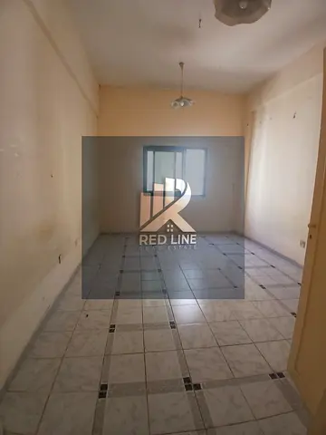 متاح للإيجار ✨ غرفتين وصالة بعقد عزاب (شيرنج) بمنطقة القاسمية المحطة – الشارقة، بموقع حيوي قريب من جميع الخدمات والمواصلات. الشقة تتميز ببلكونة وإطلال