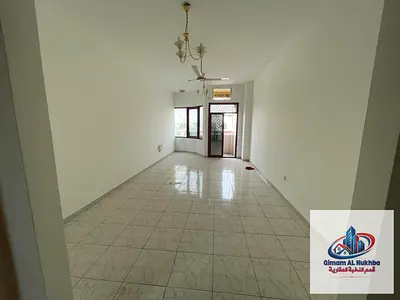 غرفتين وصالة للإيجار في البوطينة مساحة كبيرة مع بلكونة و2 حمام غاز مركزي موقع حيوي قريب لولو ونستو الإيجار 35 ألف