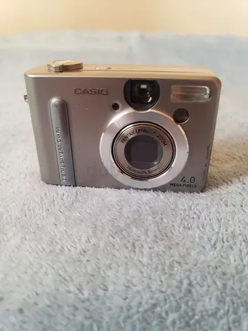 CASIO QV_ R4 camera
