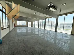 Showroom for rent on a main road - first resident