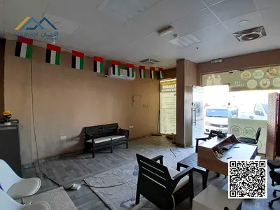 محل كبير على زاوية شارعين.
