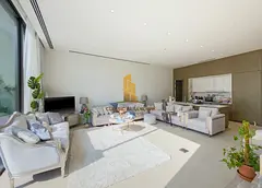 FULLY FURNISHED | VACANT | SINGLE ROW | FLEXIBLE