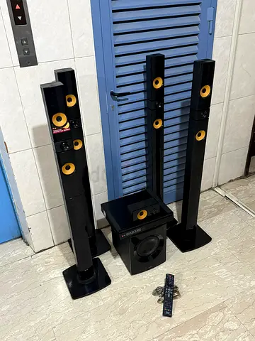 1000 Watts- LG 5.1ch (Bluetooth, Optical in) Home Theatre System in excellent working condition