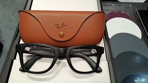 Brand New Ray-Ban | Meta Wayfarer (Gen 2) - Matte Black, Transitions Grey lenses