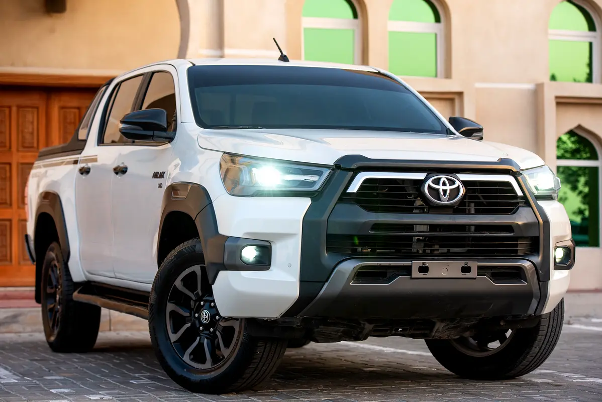Toyota Hilux 2021 — photo 1 of 20