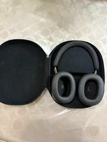 Bowers and Wilkins px8