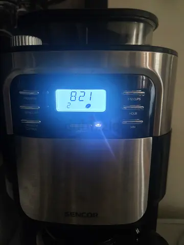 Coffee machine with built in grinder