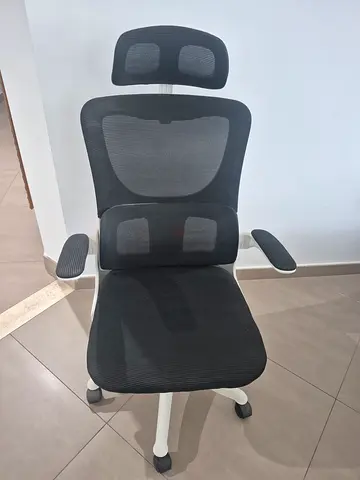 Office chair with adjustable headrest