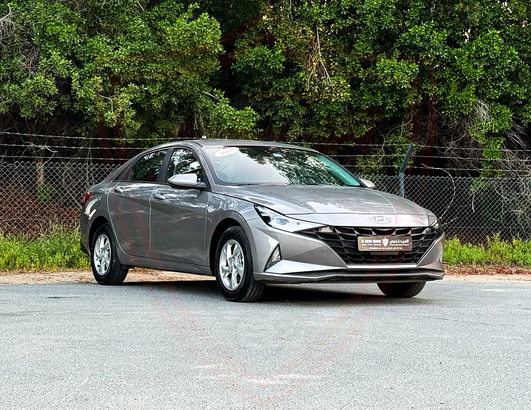Hyundai Elantra 2023 — photo 1 of 19