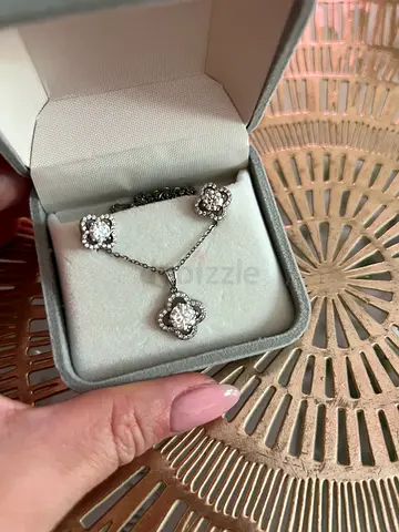 Silver set of clovers floral necklace with three moissanites clusters — like new, chain of 45cm