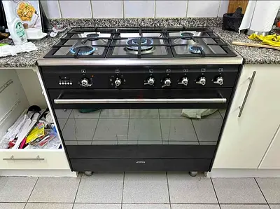 Smeg latest model 5 burner gass/electric top gass oven electric dual fan stove 90x60 black edition
