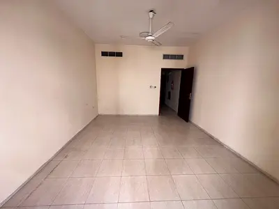 قريب من شارع الشيخ محمد بن زايد قريب من جميع الخدمات والمرافق