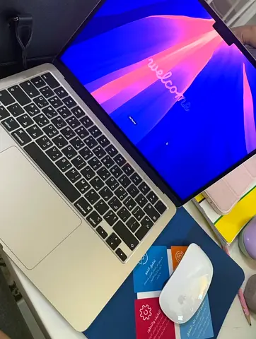 MacBook Pro 2025 M4 13-inch (Starlight) - 256gb with Magic Mouse