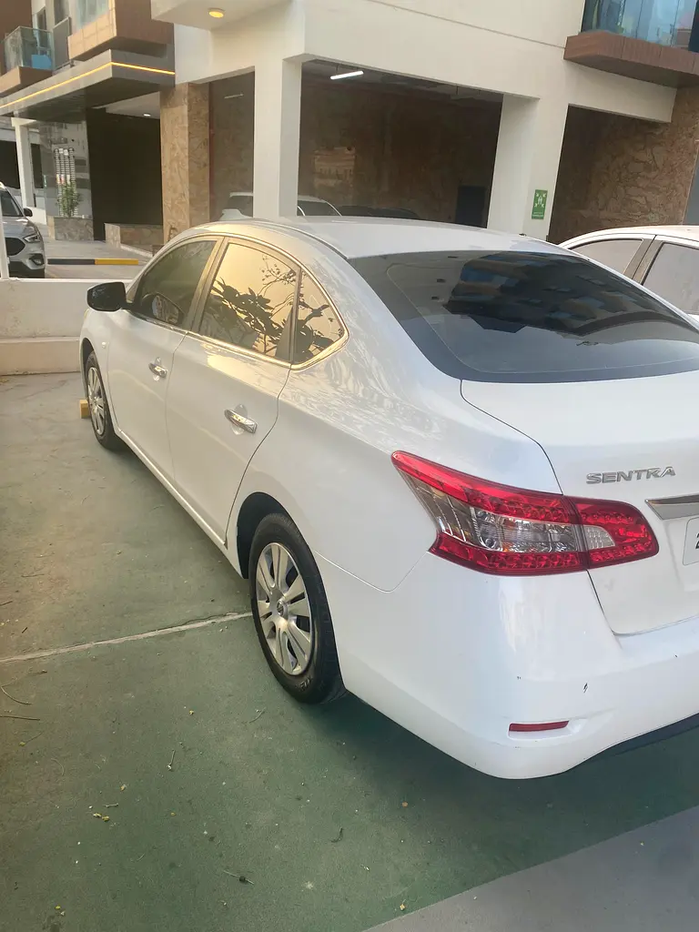 Nissan Sentra 2016 — photo 1 of 7