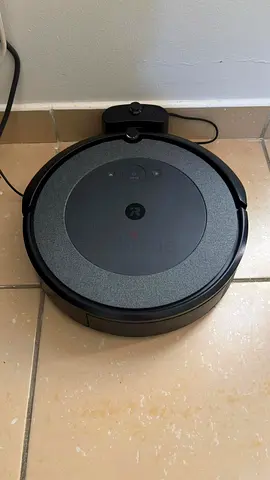 iRobot Roomba Robot Vacuum (Used) with Charging Dock