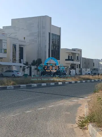 Commercial building for sale