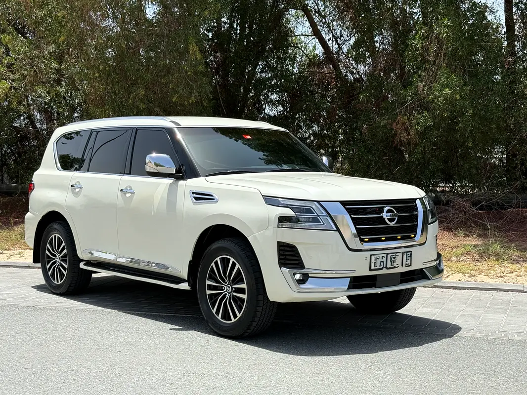 Nissan Patrol 2016 — photo 1 of 16