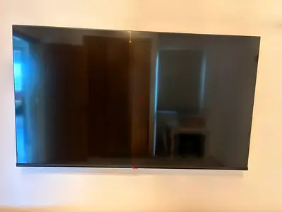 50 inch LED Smart TV 4K ultra HD resolution - Excellent condition, new. Wall Mounted