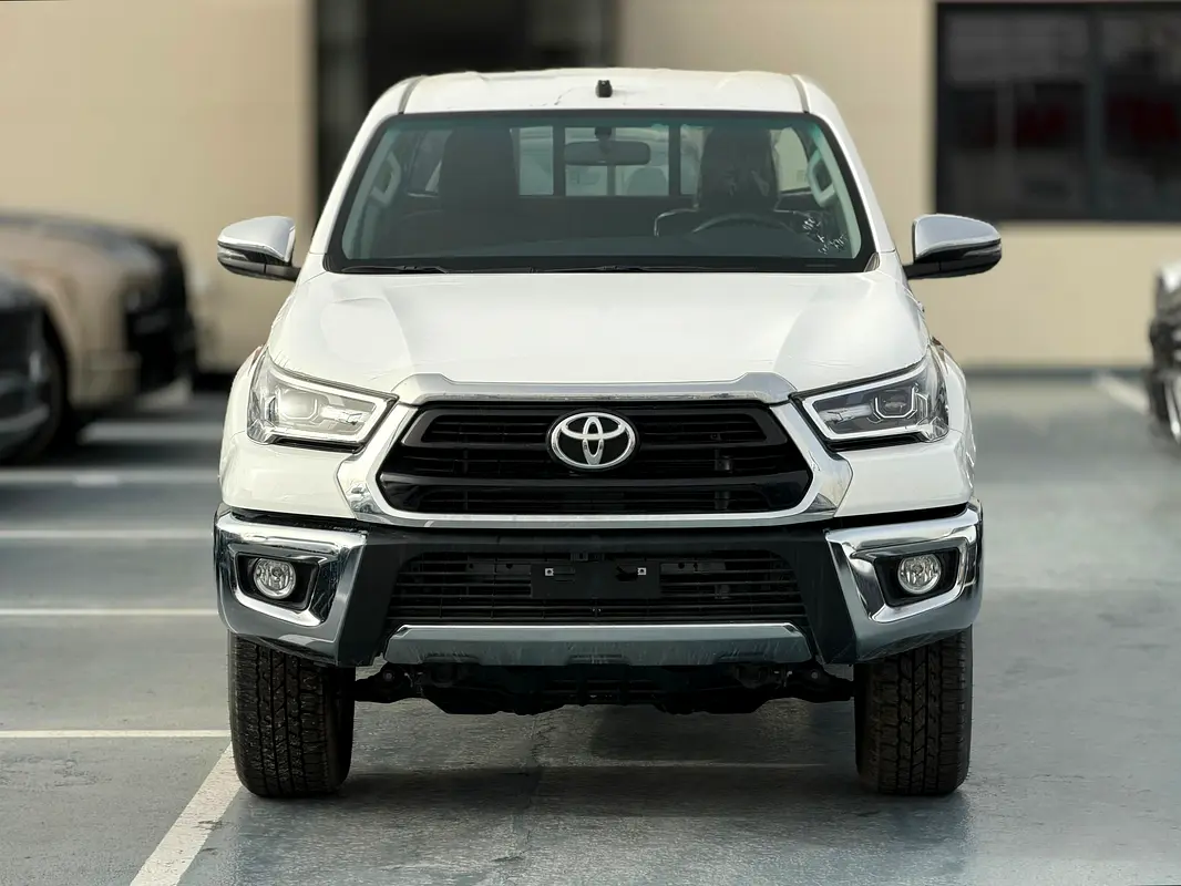 Toyota Hilux 2025 — photo 1 of 17