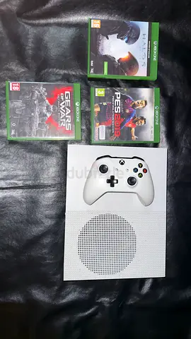 White Xbox One S console with controller + 3 games (PES 2018, Gears of War, Halo)