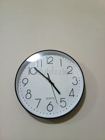 Simple round wall clock (Quartz) - used