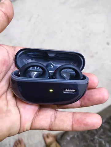Used wireless in-ear earphones with charging case (good working condition)