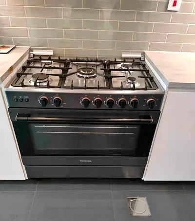 Toshiba 90cm Gas Range with Oven - Excellent Working Condition