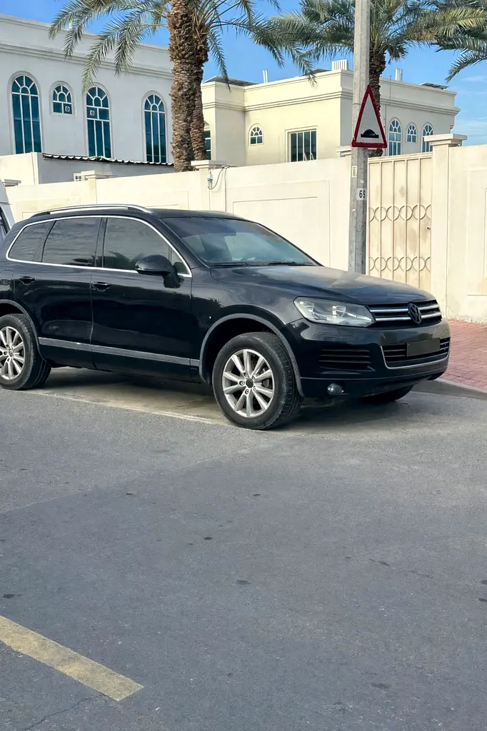 Volkswagen Touareg 2011 — photo 1 of 2