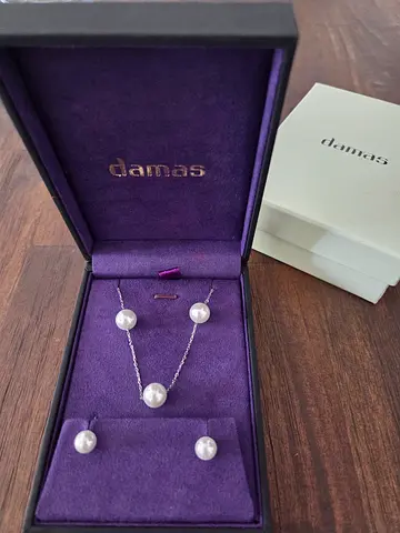 Damas pearl necklace with matching stud earrings set - unused in box