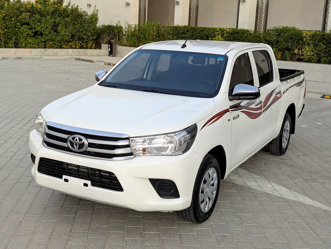 Toyota Hilux 2020 — photo 1 of 17
