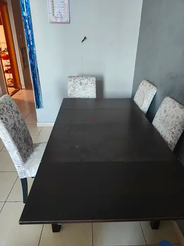 Dark Wood Extendable Dining Table with 4 Upholstered Chairs