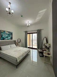 !!Like STODIO! Chic MASTER ROOM in apartment. 2 tenants only in house . Available parking.