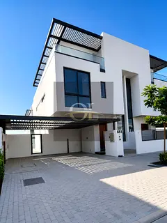 Modern Design and Spacious Vila Living in a 4-Bedroom