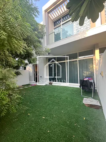 SINGLE ROW | UNFURNISHED 3BR TH | VACANT
