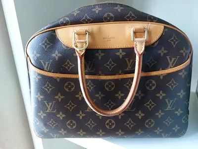 Authentic Louis Vuitton Bag – Excellent Condition