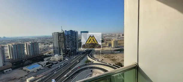 شقة ثلاث غرف وصالة وغرفة خادمة مع إطلالة مفتوحة للإيجار السنوي في أبراج الكونكورد عجمان الصناعية 1