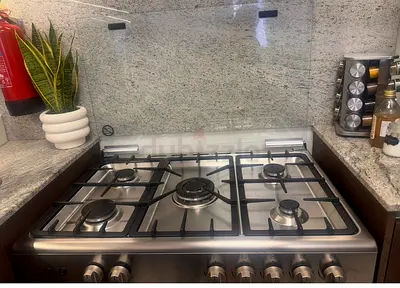 LG Stainless Steel 5-Burner Gas Hob in Good Condition hardly used .
