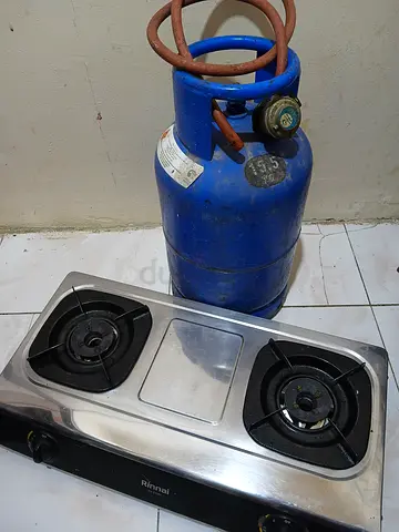 Gas cylinder with oven