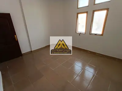 تتميز ببلكونة وإطلالة مميزة، في موقع حيوي قريب من جميع الخدمات وبسعر من أقل الأسعار في عجمان، مناسبة للعائلات.