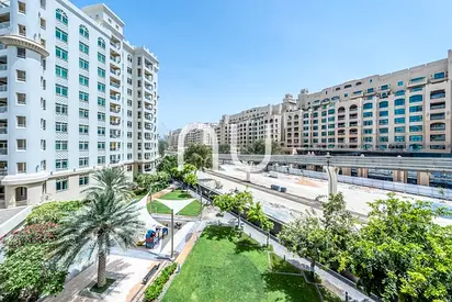 Modern 1BR | High Floor | Beach & Mall Access