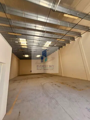 Road Facing Warehouse for URGENT LEASE !!