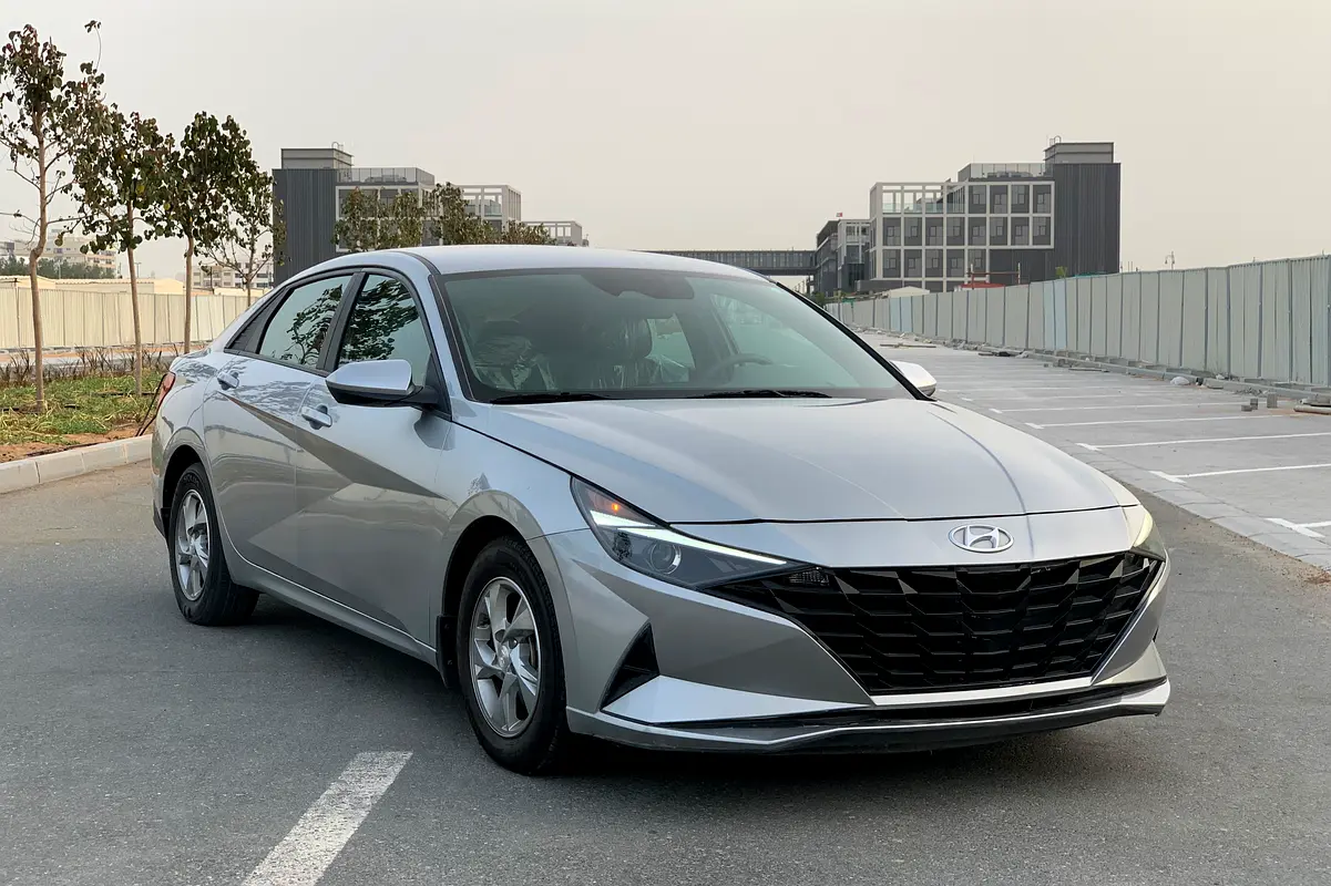 Hyundai Elantra 2023 — photo 1 of 12