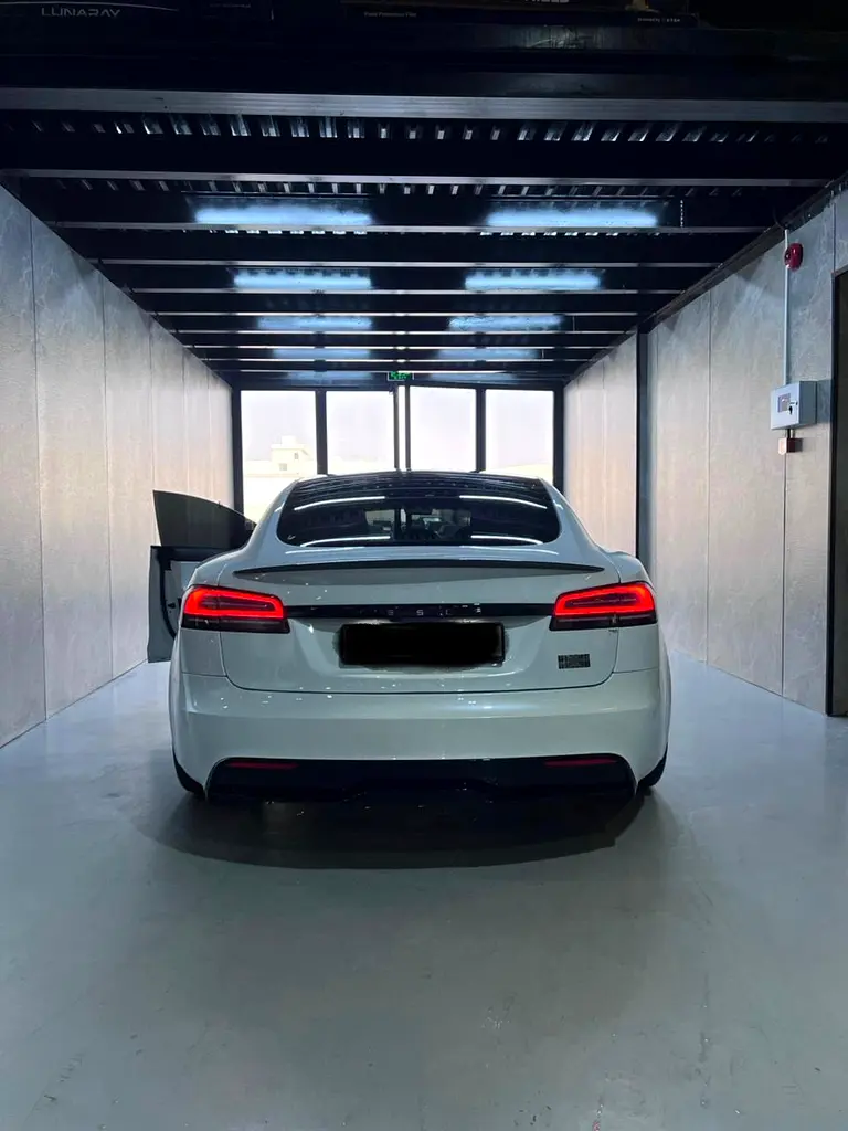 Tesla Model S 2023 — photo 1 of 10