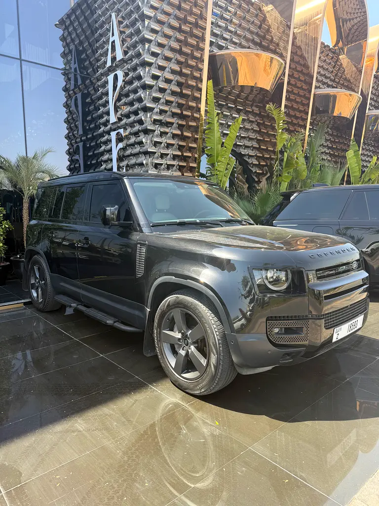 Land Rover Defender 2023 — photo 1 of 1