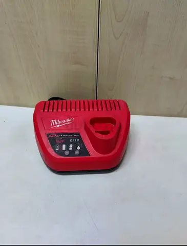 MILWAUKEE M12 CHARGER