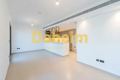 Vacant | Single Row | Light Wood Interior