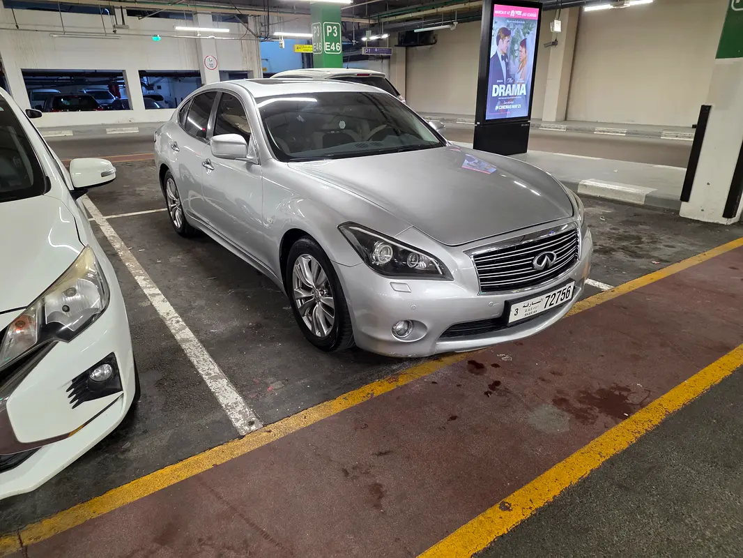 Infiniti M-Series 2011 — photo 1 of 11