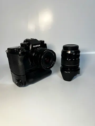 Mirrorless Camera with Articulating LCD and Lens - Good Working Condition