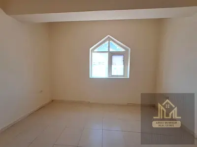 LOOK LIKE A SPACIOUS GORGEOUS APARTMENT \\ AT THE PRIME LOCATION \\ FAMILY BUILDING \\ NEAT AND CLE