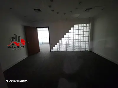 بدون تكييف // مجهز بالكامل // أمام محطة المترو // مكتب بمساحة 760 قدم مربع // احجز الآن